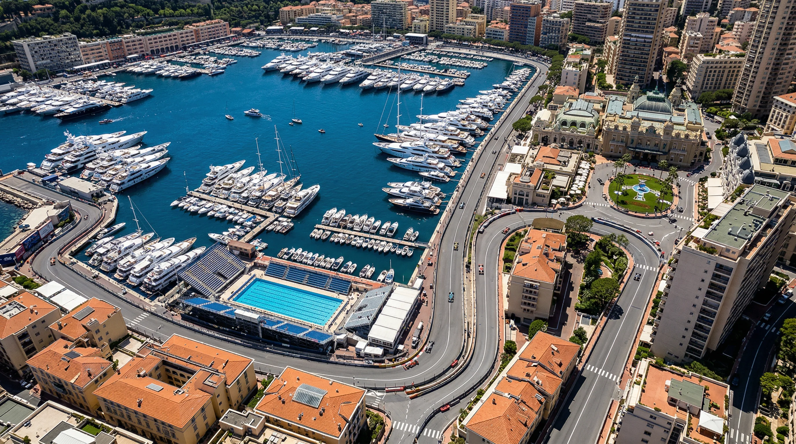 Luchtfoto van F1-stratencircuit Monaco met jachthaven op achtergrond